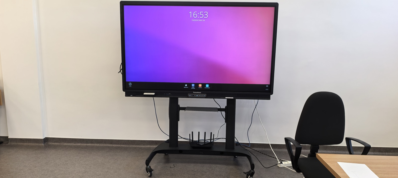 Display interactiv 75 inch pe suport mobil în laborator