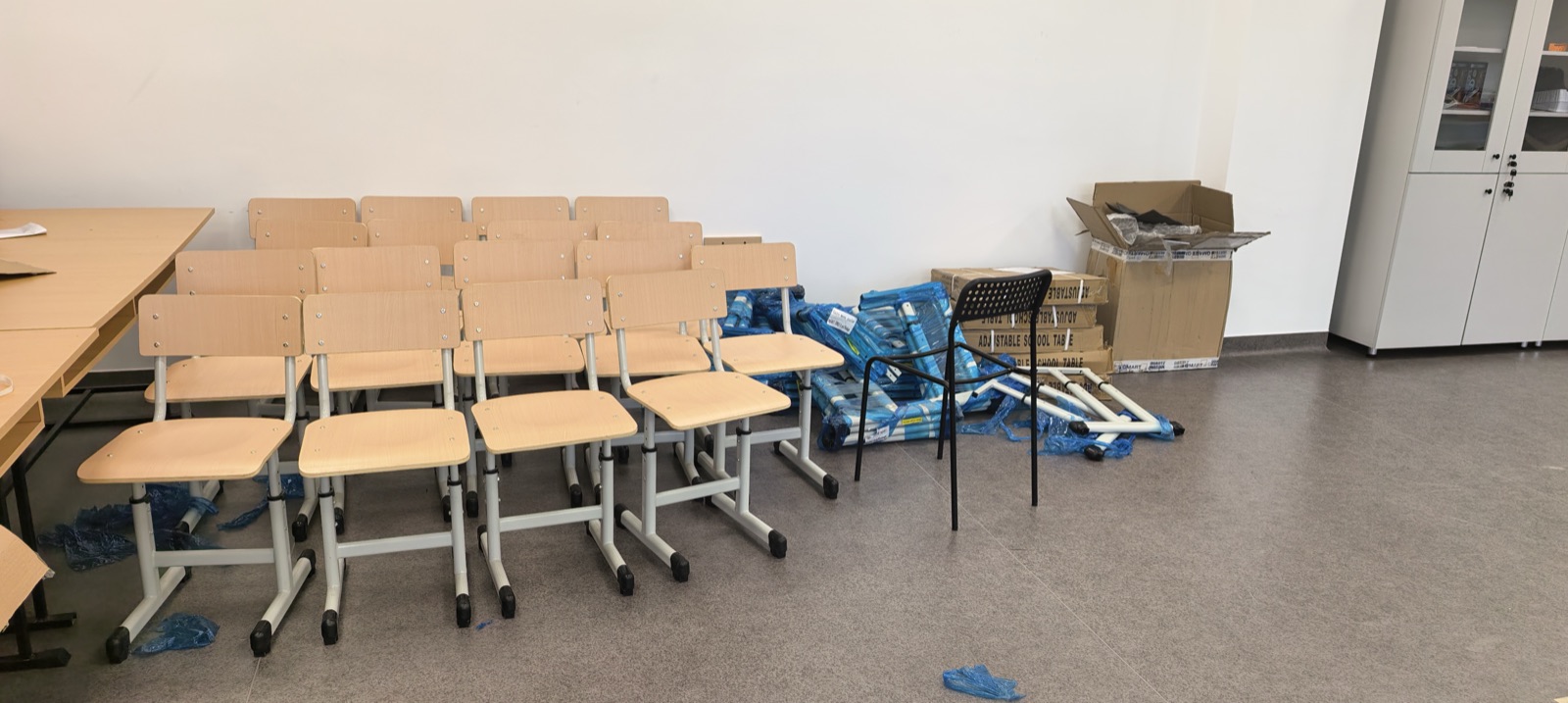 Mese și scaune ergonomice pentru elevi, în curs de asamblare