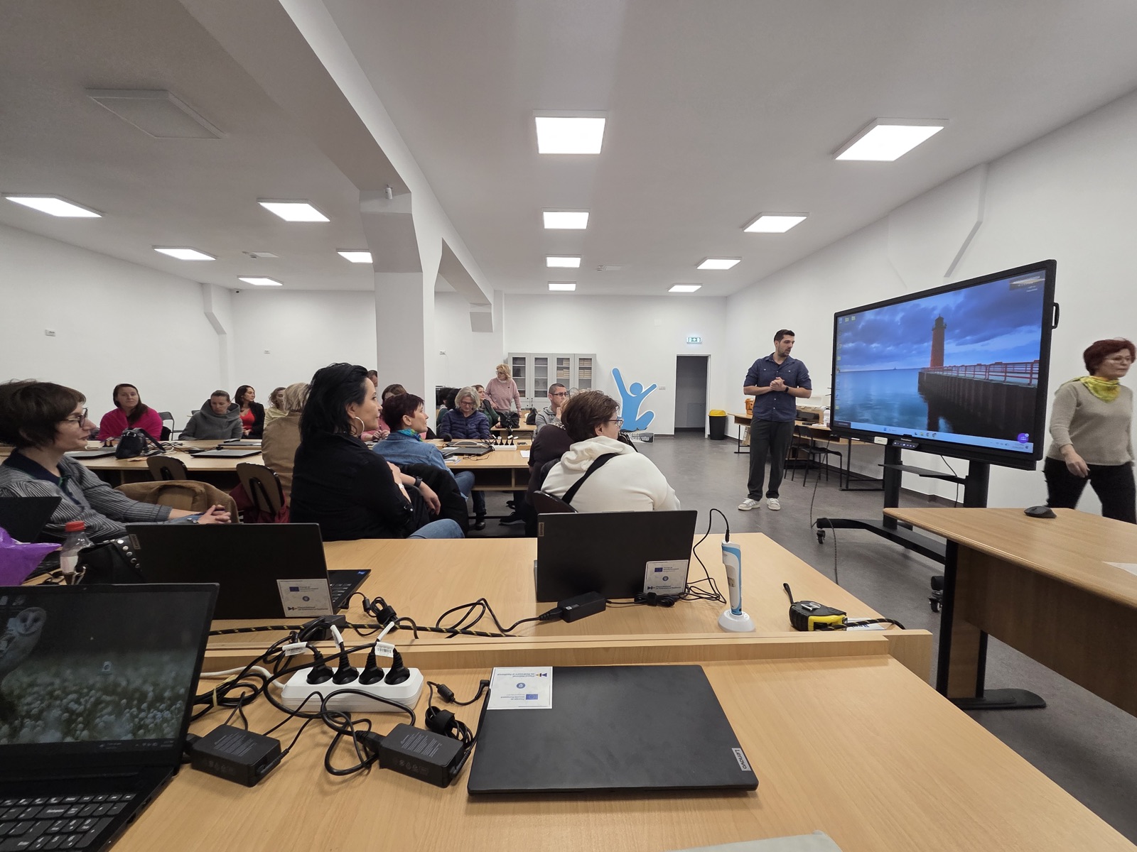 Sesiune de instruire a cadrelor didactice, prezentare pe display interactiv