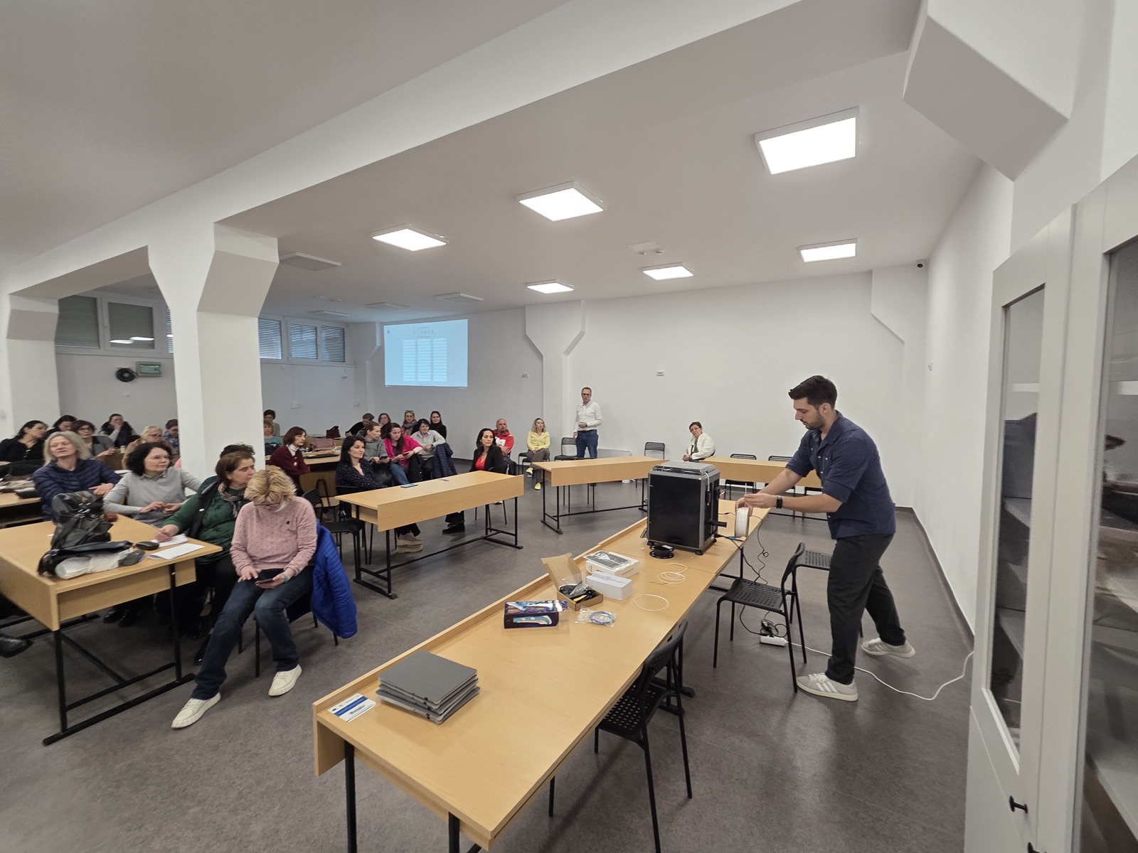 Cadre didactice participând la sesiunea de instruire în laborator