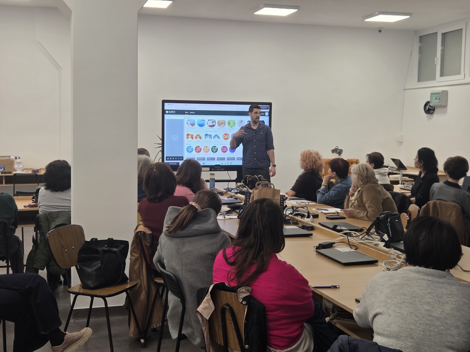 Formator prezentând ochelari VR cadrelor didactice